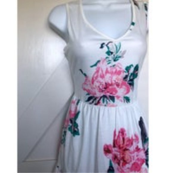 Small White floral dress w pockets - Picture 2 of 3